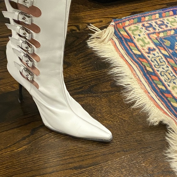 New & Sexy Stuart Weitzman Size 38 White Heeled Boots. - Picture 6 of 7